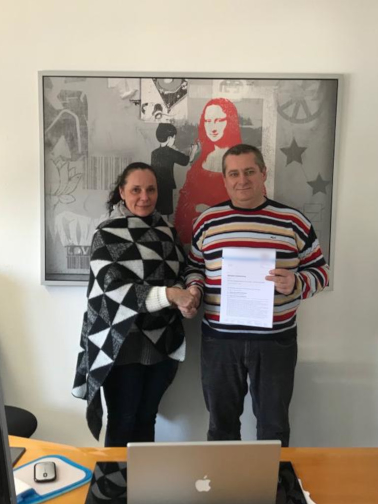 Frau Amdeov mit einem unserer Mitarbeiter bei der unterzeichnung der Übernahme des Mitarbeiters.