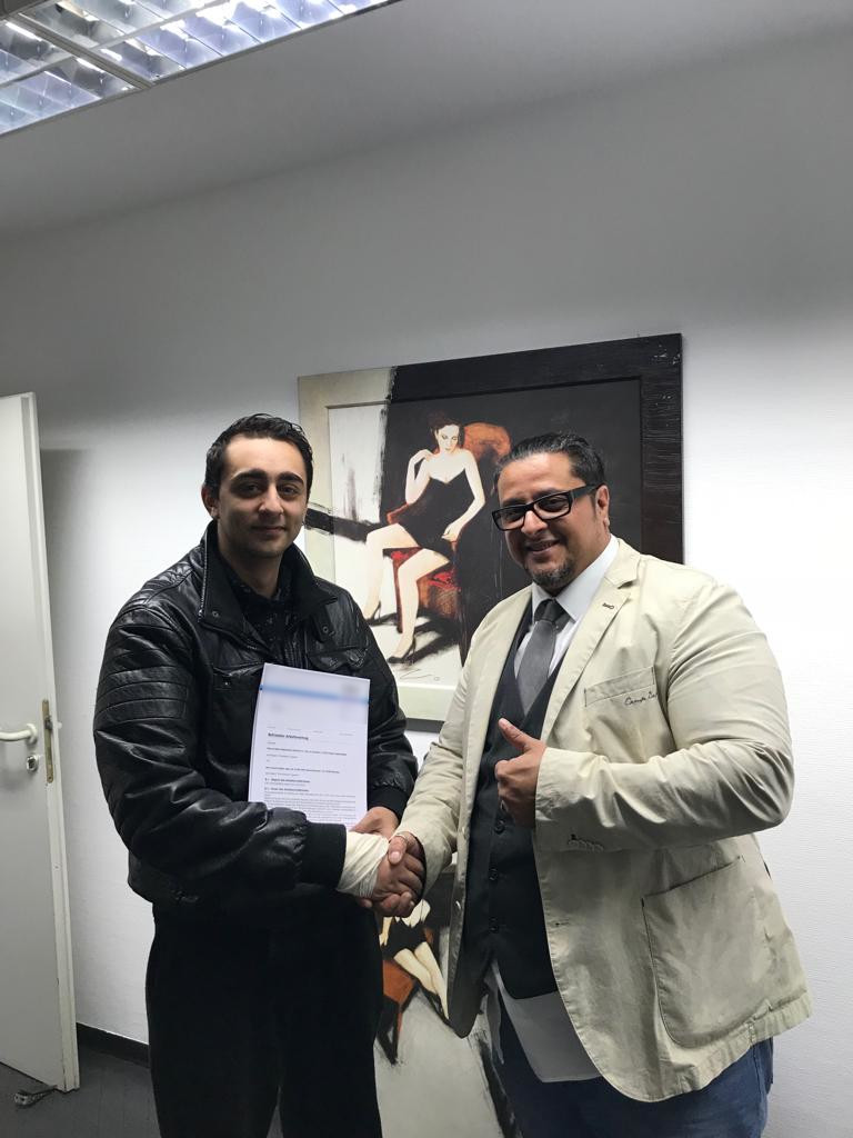 Herr Amdeov mit einem unserer Mitarbeiter bei der unterzeichnung der Übernahme des Mitarbeiters.