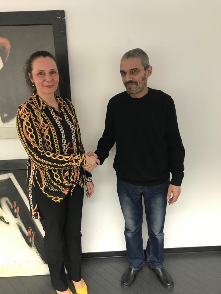 Frau Amdeov mit einem unserer Mitarbeiter bei der unterzeichnung der Übernahme des Mitarbeiters.