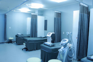 Krankenhauszimmer mit verschiedenen Betten und Geräten.