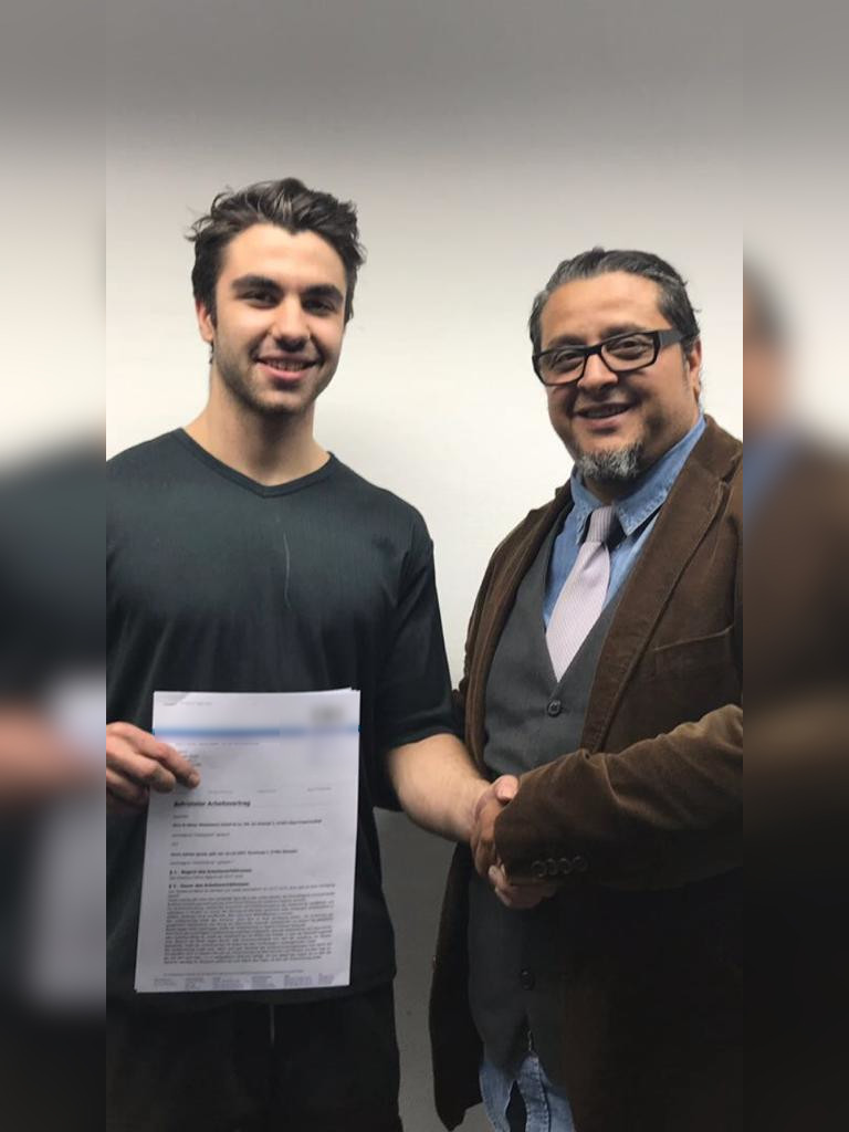 Herr Amdeov mit einem unserer Mitarbeiter bei der unterzeichnung der Übernahme des Mitarbeiters.