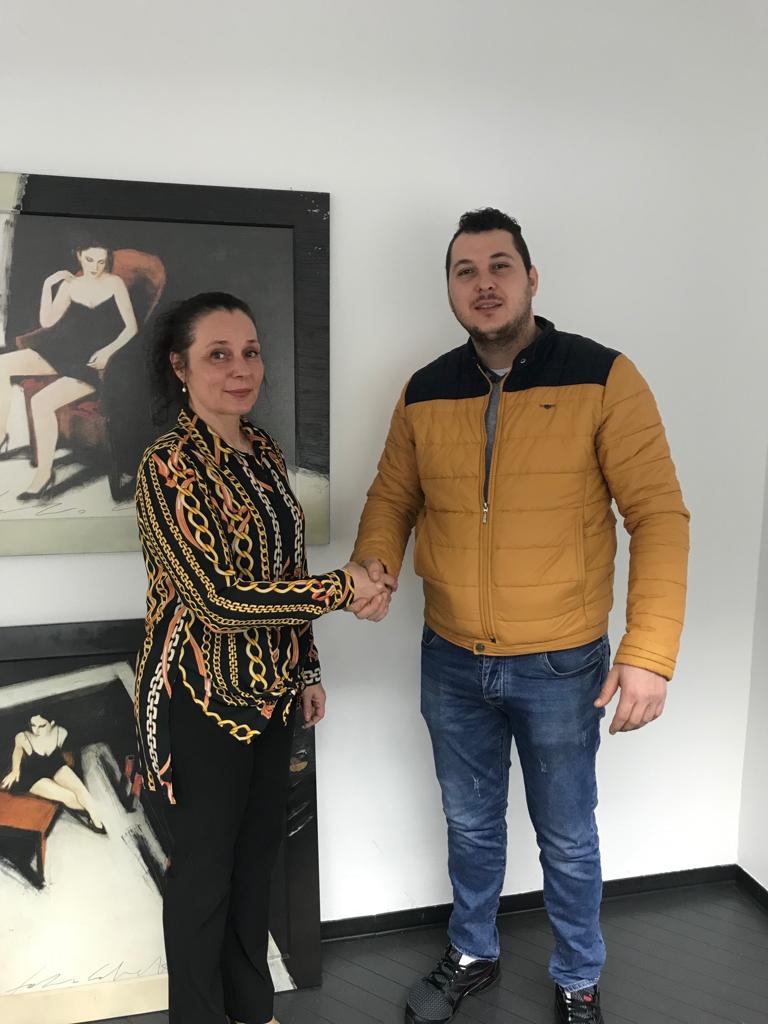 Frau Amdeov mit einem unserer Mitarbeiter bei der unterzeichnung der Übernahme des Mitarbeiters.