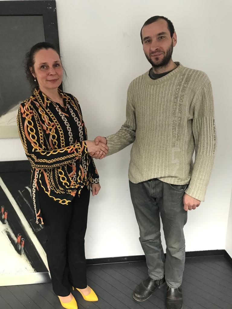 Frau Amdeov mit einem unserer Mitarbeiter bei der unterzeichnung der Übernahme des Mitarbeiters.